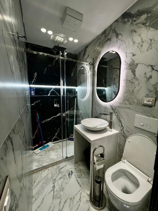Deluxe Apartment Bllok Tirana Esterno foto