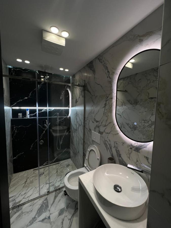 Deluxe Apartment Bllok Tirana Esterno foto