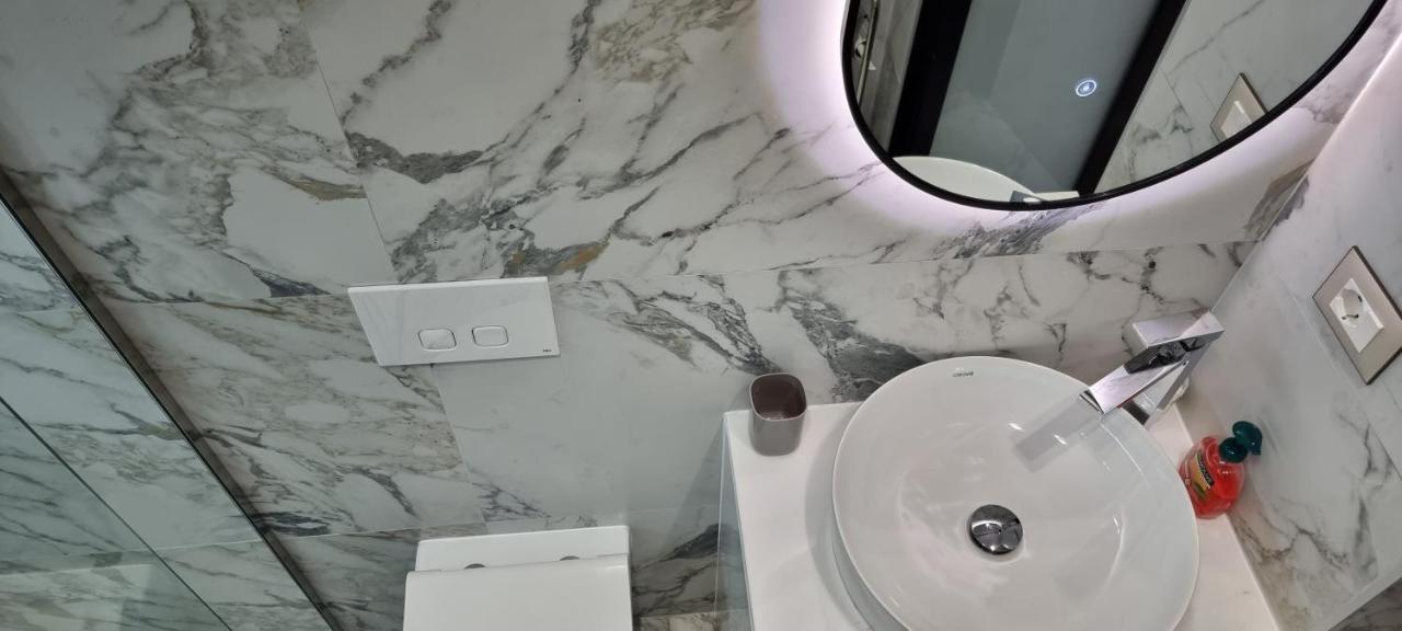Deluxe Apartment Bllok Tirana Esterno foto