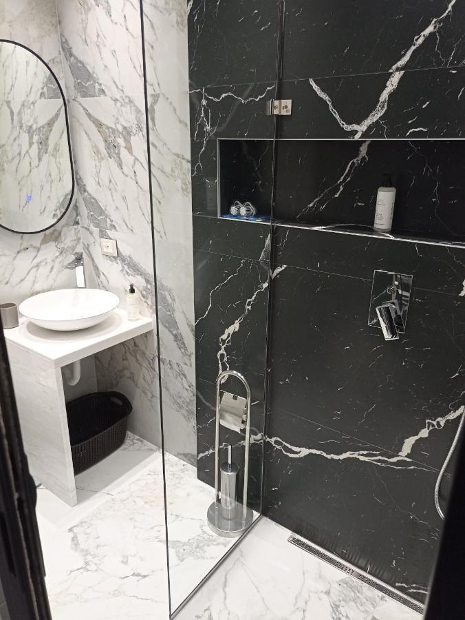 Deluxe Apartment Bllok Tirana Esterno foto