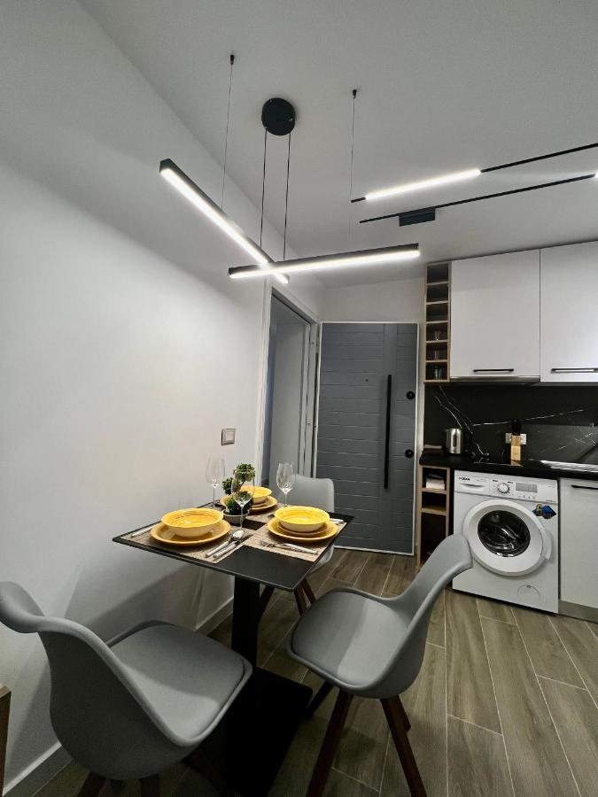 Deluxe Apartment Bllok Tirana Esterno foto