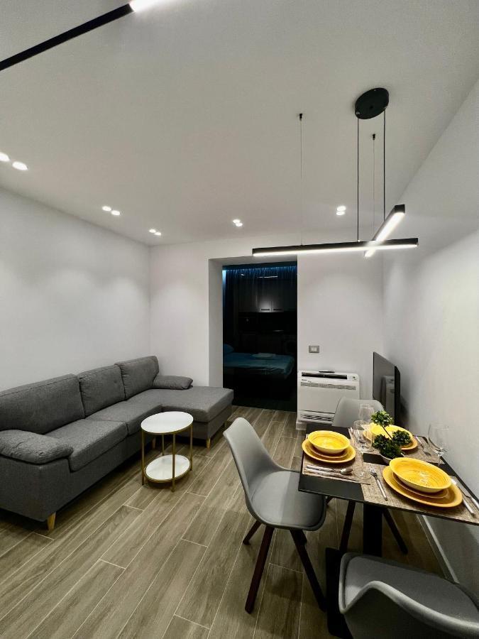 Deluxe Apartment Bllok Tirana Esterno foto