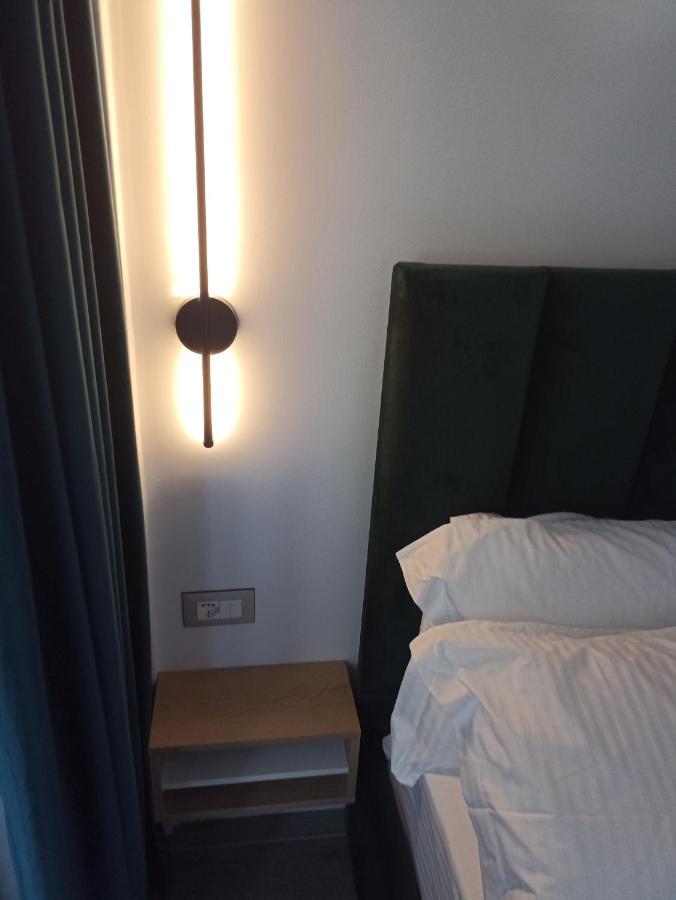 Deluxe Apartment Bllok Tirana Esterno foto