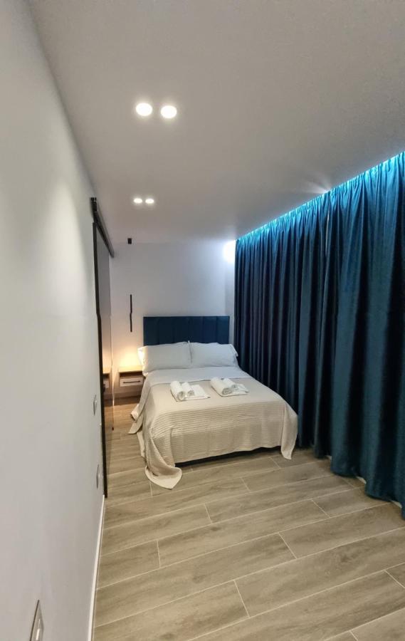 Deluxe Apartment Bllok Tirana Esterno foto